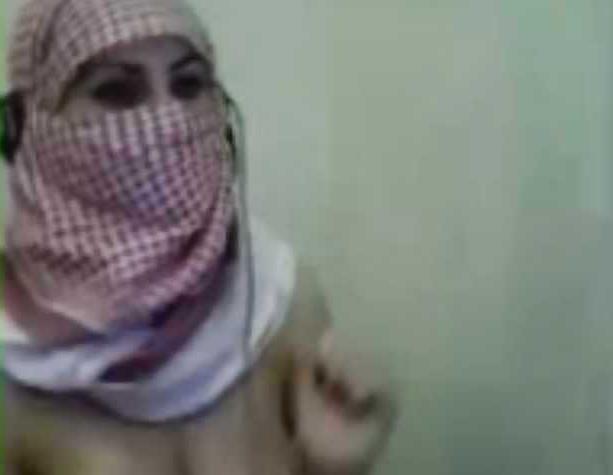 22P Arab niqab webcam scandal-with hijab iran or egypt jilbab