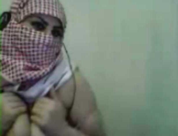 22P Arab niqab webcam scandal-with hijab iran or egypt jilbab