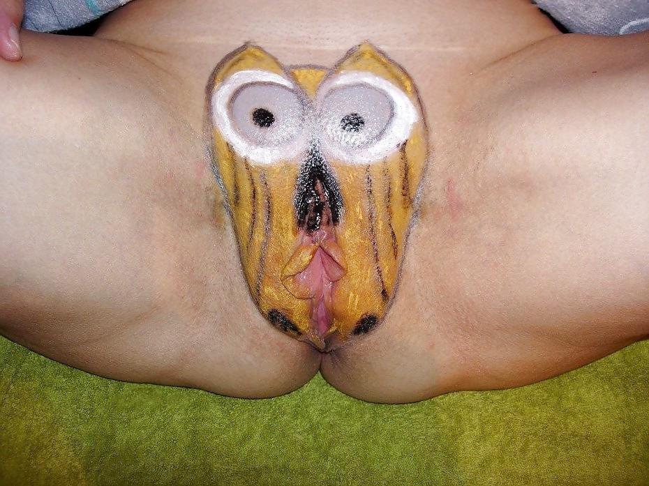 16P Sexy painted pussy!