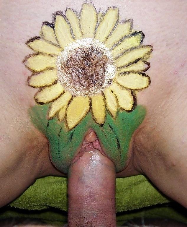 16P Sexy painted pussy!