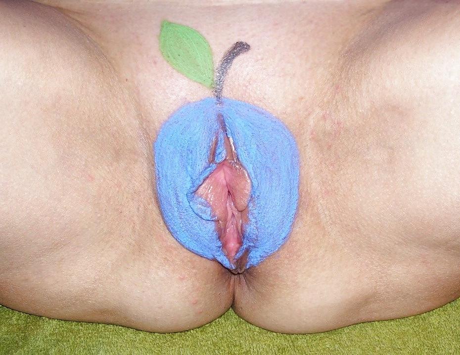 16P Sexy painted pussy!