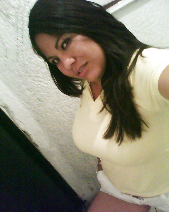 18P JANETH RICURA EN SHORT BLANCO