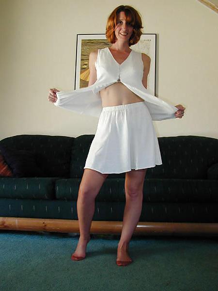 25P BEAUTIFUL HOUSEWIFE - SEXY IN NYLONS VI