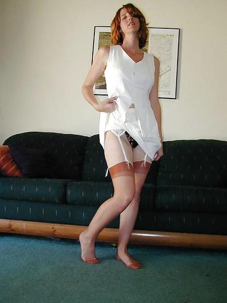 25P BEAUTIFUL HOUSEWIFE - SEXY IN NYLONS VI