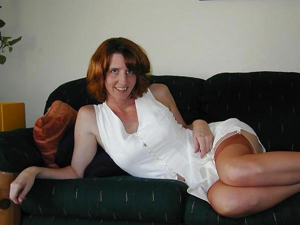 25P BEAUTIFUL HOUSEWIFE - SEXY IN NYLONS VI
