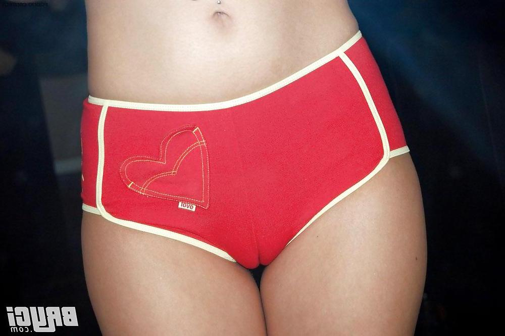 25P Girls got camel toe