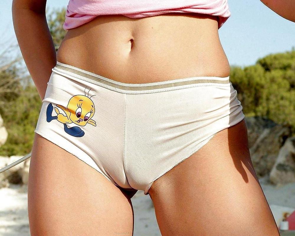 25P Girls got camel toe
