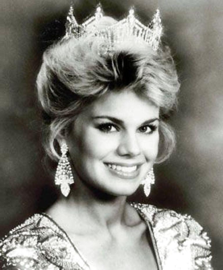 25P Let's Jerk Off Over ... Gretchen Carlson (Fox News)