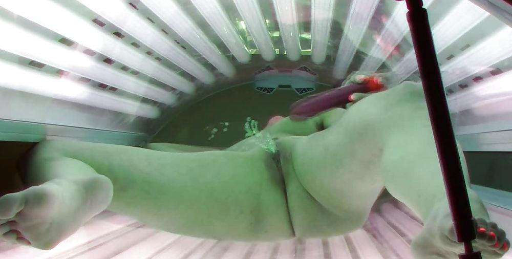 25P SPYCAM VOYEUR Blonde dildoing squirting solarium hiddencam