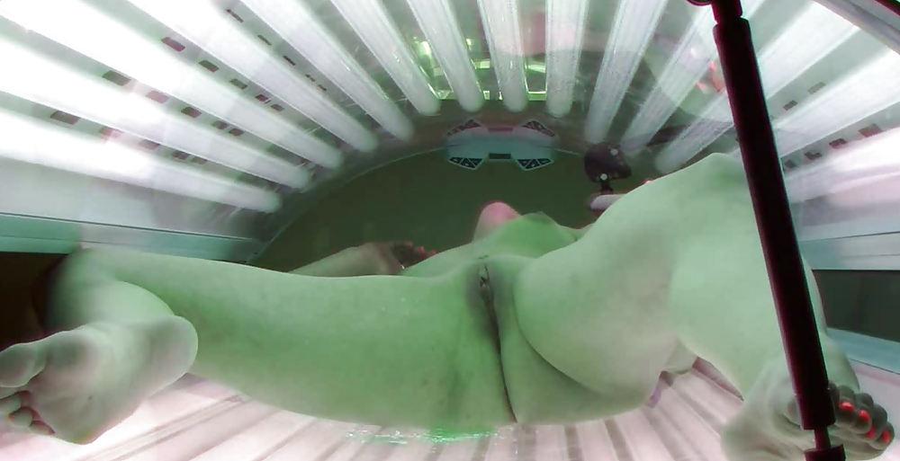 25P SPYCAM VOYEUR Blonde dildoing squirting solarium hiddencam
