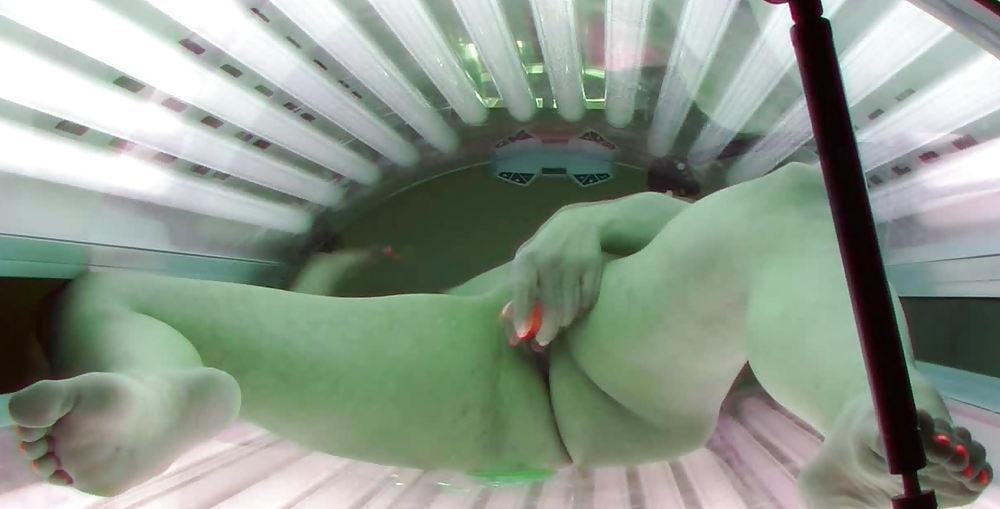 25P SPYCAM VOYEUR Blonde dildoing squirting solarium hiddencam