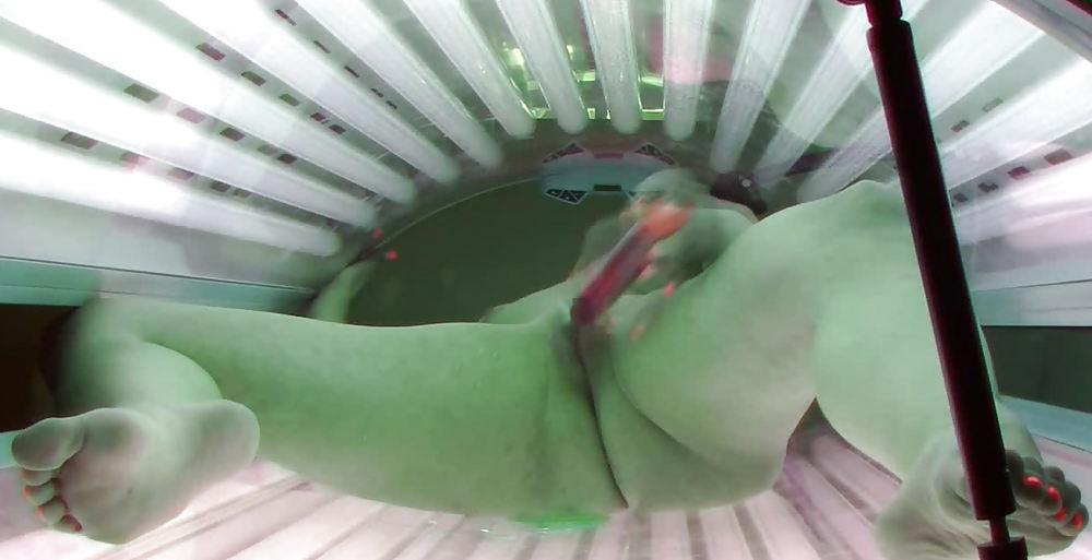 25P SPYCAM VOYEUR Blonde dildoing squirting solarium hiddencam