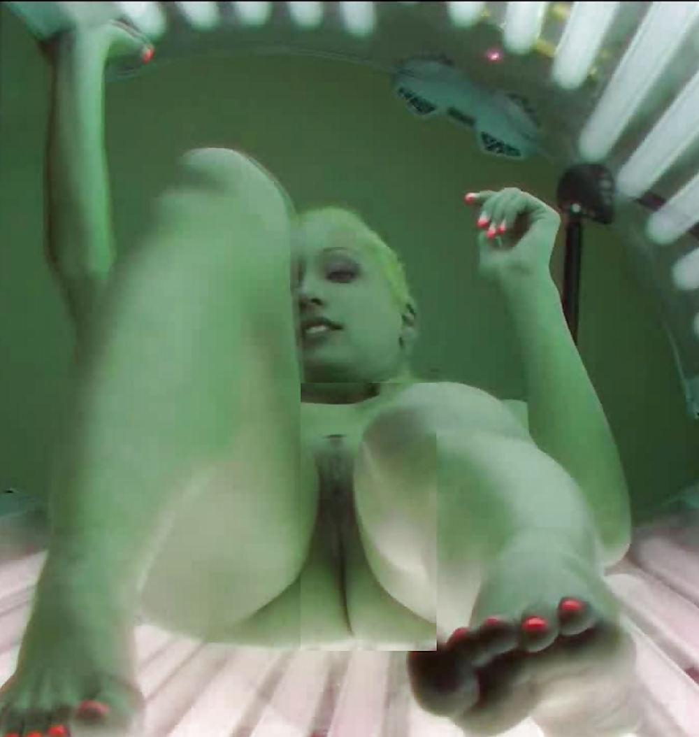 25P SPYCAM VOYEUR Blonde dildoing squirting solarium hiddencam