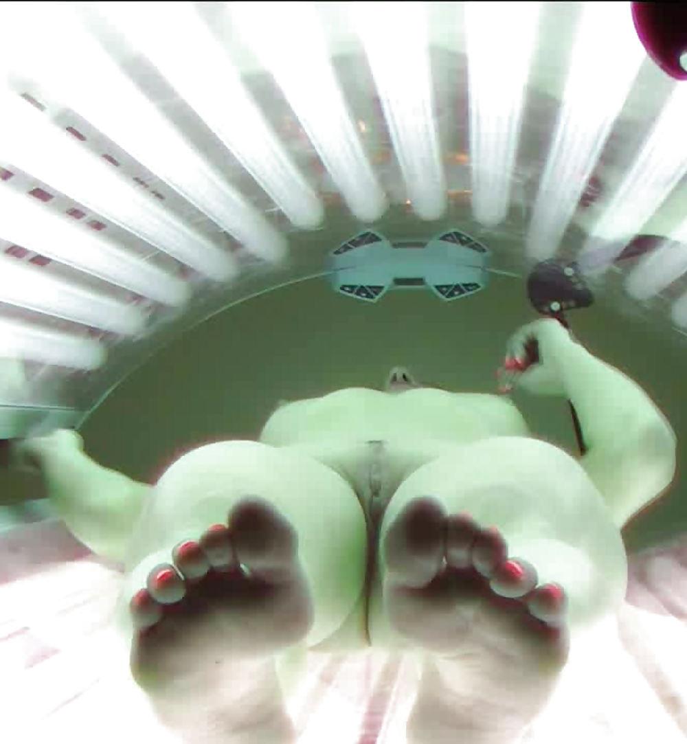 25P SPYCAM VOYEUR Blonde dildoing squirting solarium hiddencam