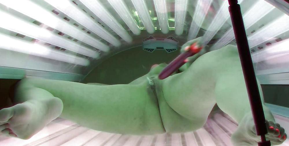 25P SPYCAM VOYEUR Blonde dildoing squirting solarium hiddencam