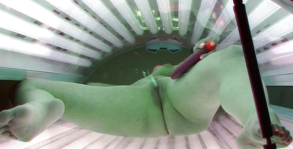 25P SPYCAM VOYEUR Blonde dildoing squirting solarium hiddencam