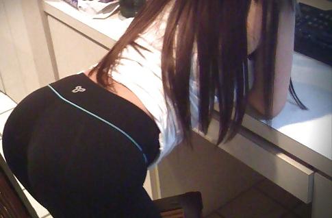 20P Hot Ass Teens In Yoga Pants 