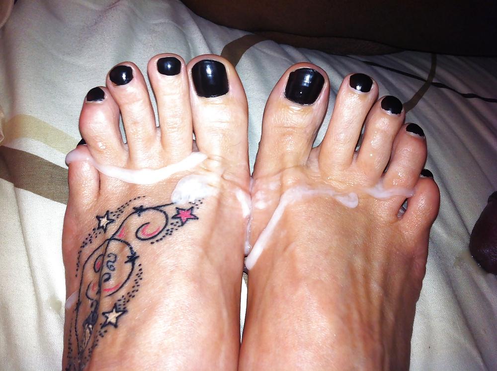 4P Just cum over my gf,s tattood feet mmmmm