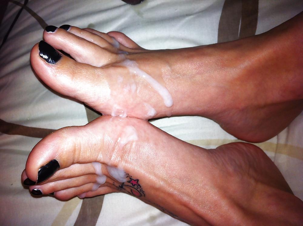 4P Just cum over my gf,s tattood feet mmmmm