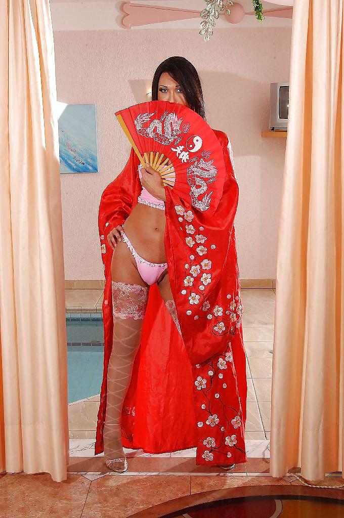 15P Shemale in kimono