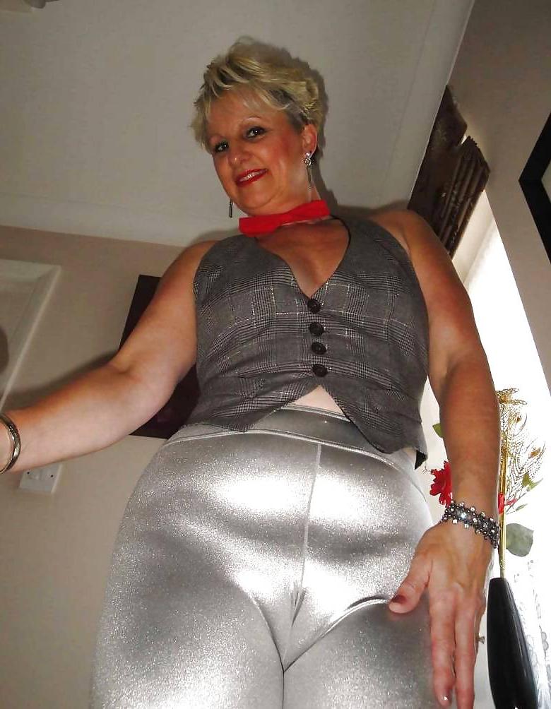 11P Fotze frisst Hose