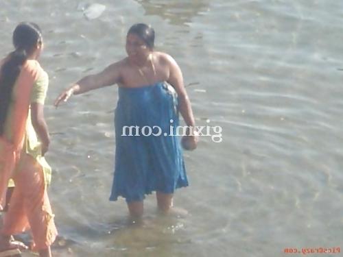 25P Auntys saree nude