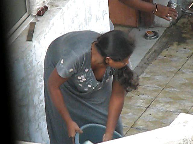 25P Auntys saree nude