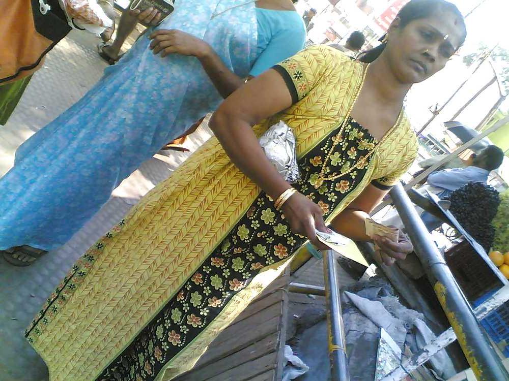 25P Auntys saree nude