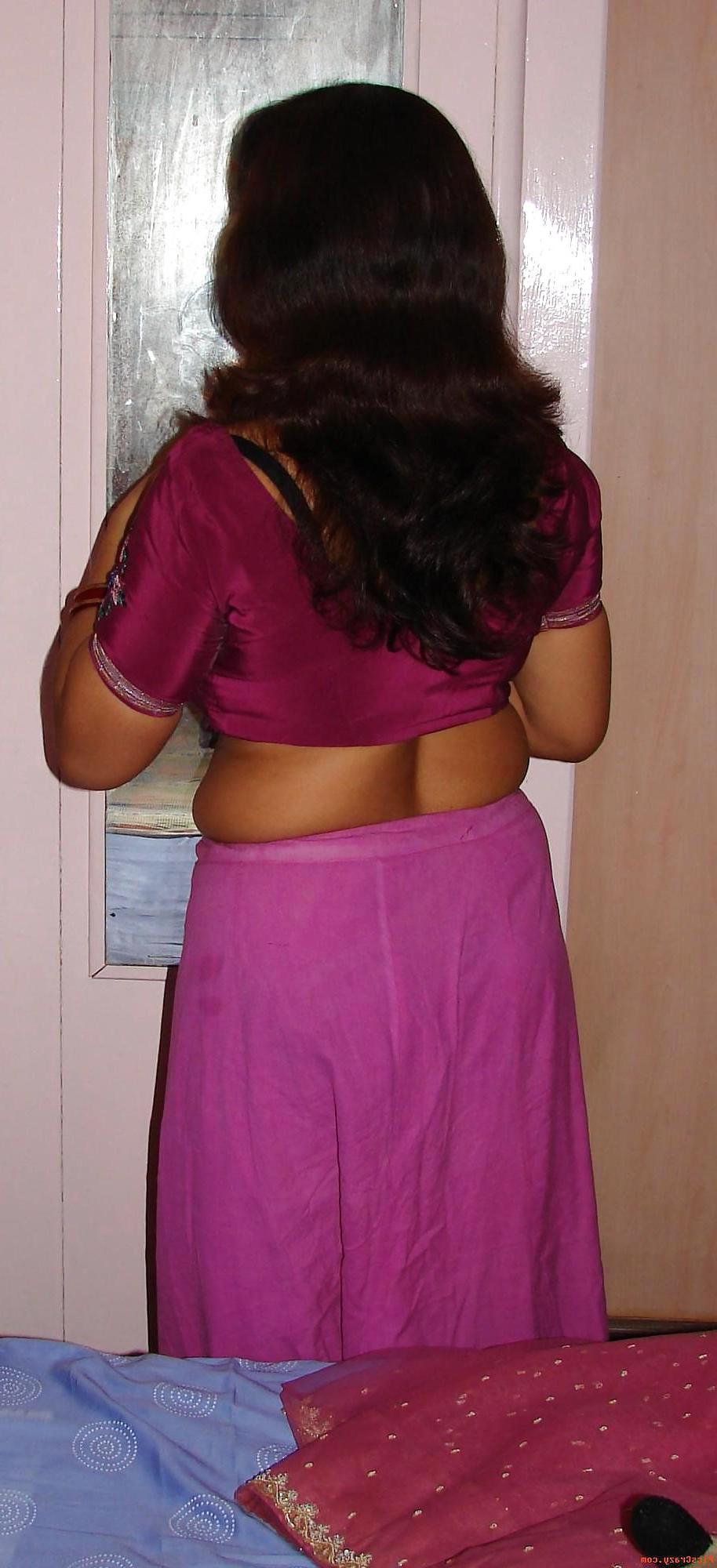 25P Auntys saree nude