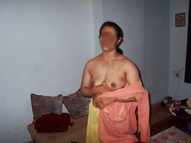 25P Auntys saree nude