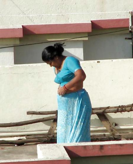 25P Auntys saree nude