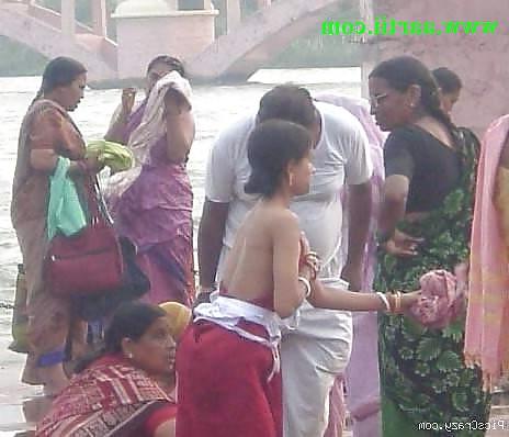 25P Auntys saree nude