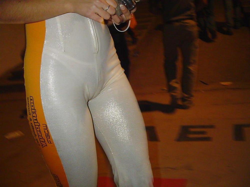 24P Fotze frisst Hose - cameltoe