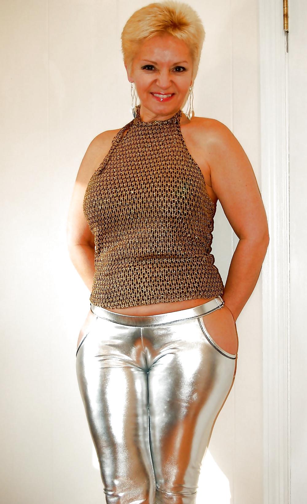 24P Fotze frisst Hose - cameltoe