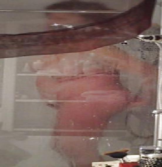 6P Spy my mom shower :)
