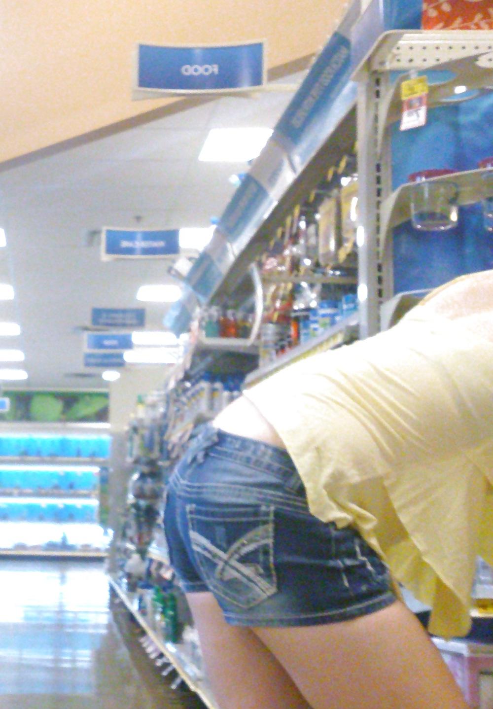 14P Girl in a pet store... Voyeur