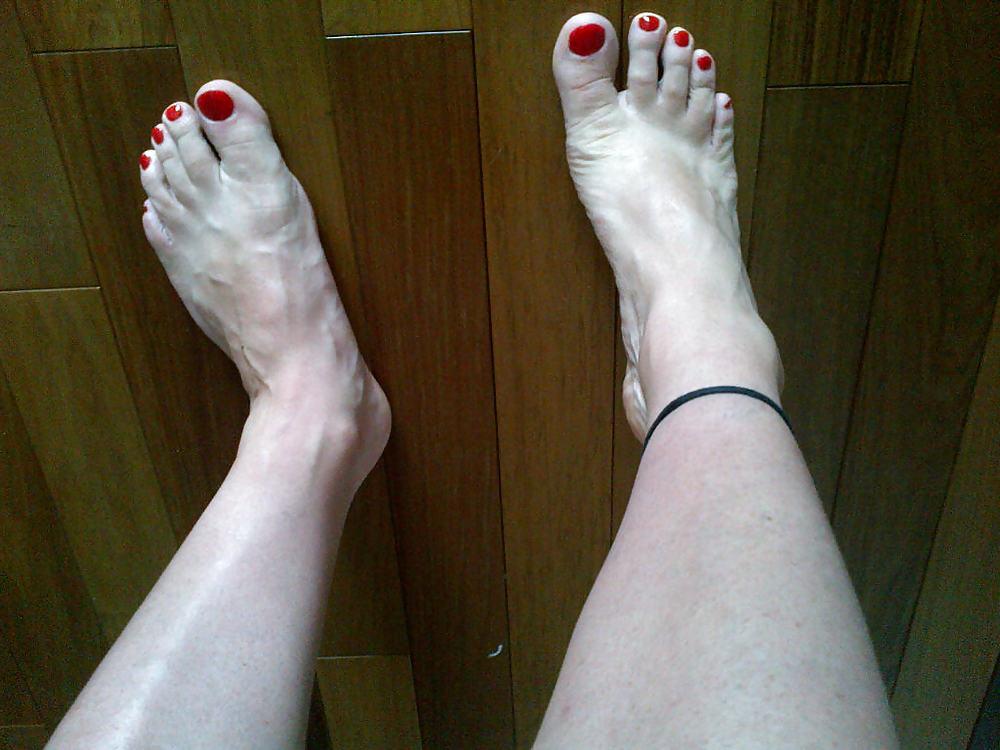 6P Red toe nail, ready to foot job a nice big cock!!