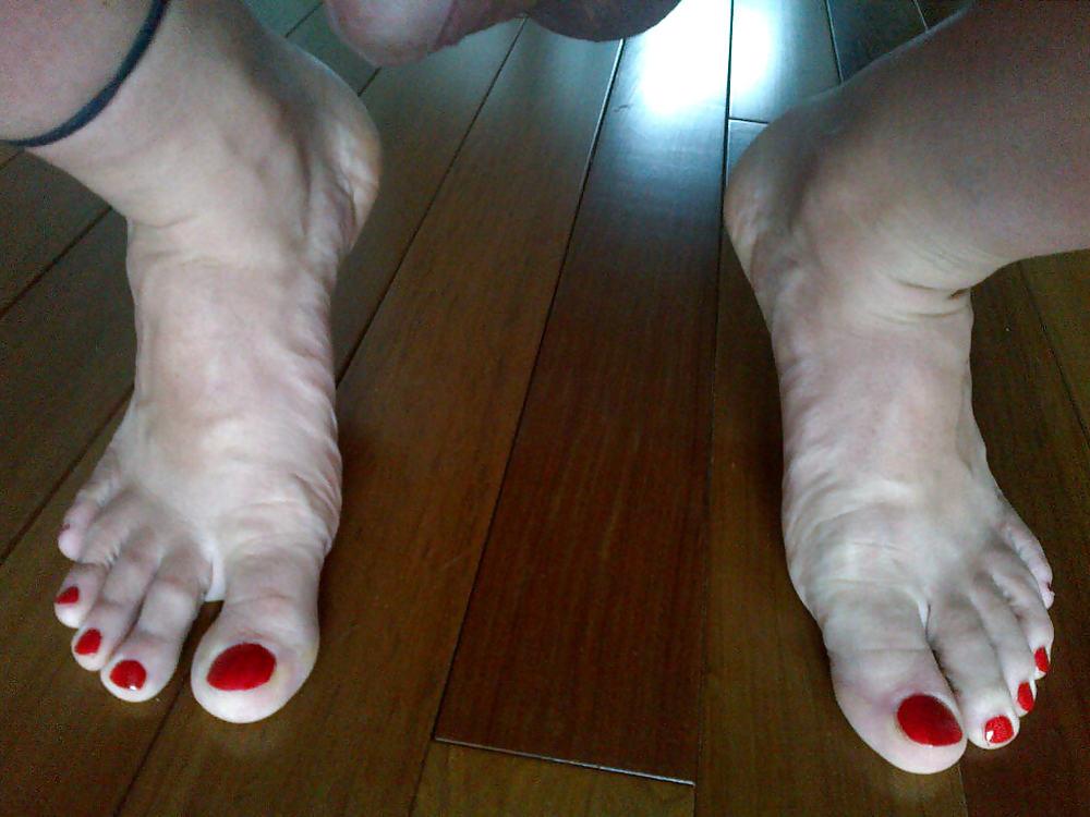 6P Red toe nail, ready to foot job a nice big cock!!