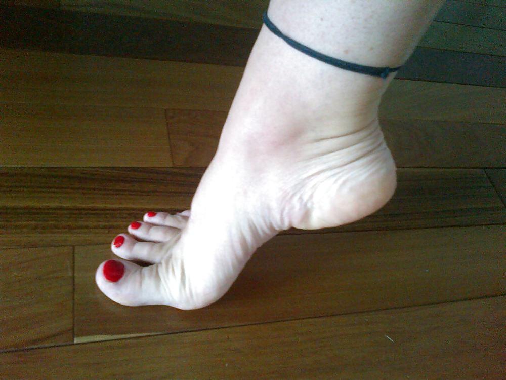 6P Red toe nail, ready to foot job a nice big cock!!
