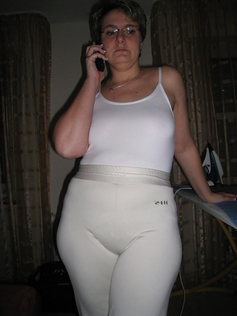 24P Fotze frisst Hose - cameltoe