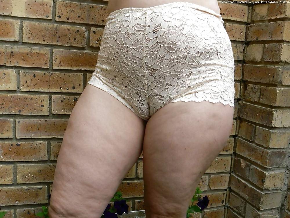 24P Fotze frisst Hose - cameltoe