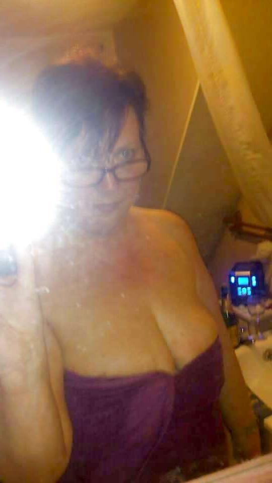 18P Kim a mature busty cock lover cum over her