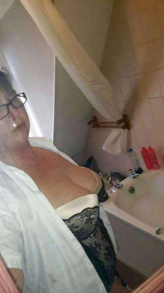 18P Kim a mature busty cock lover cum over her