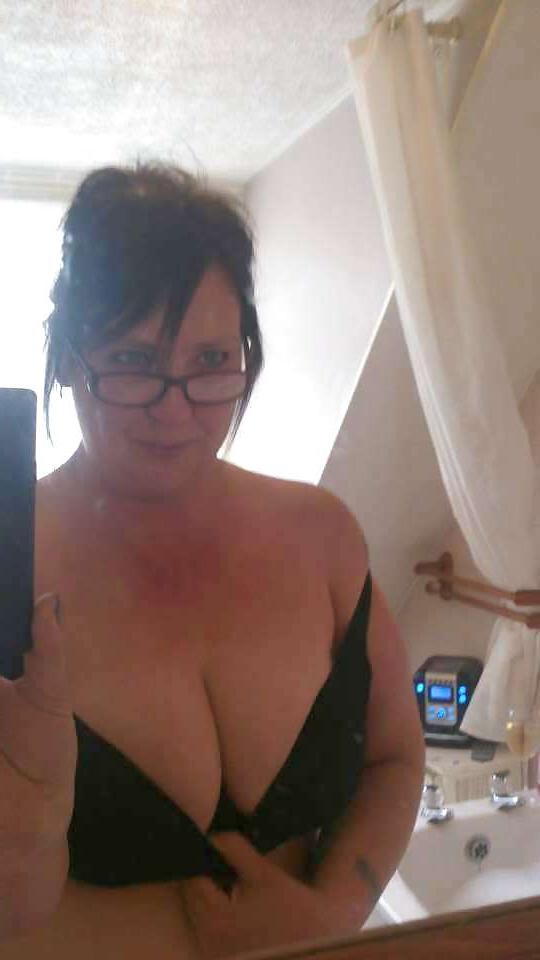 18P Kim a mature busty cock lover cum over her