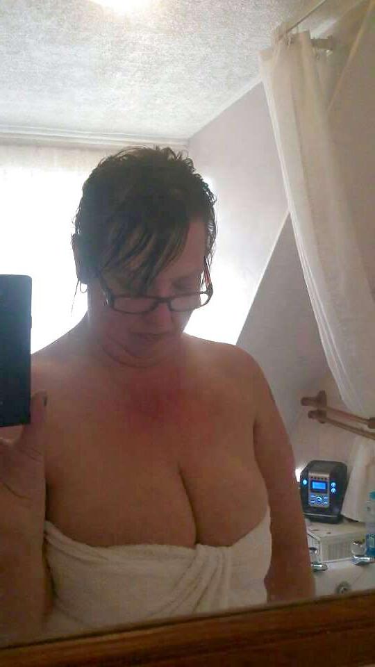 18P Kim a mature busty cock lover cum over her