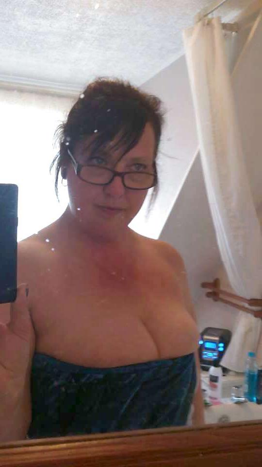 18P Kim a mature busty cock lover cum over her
