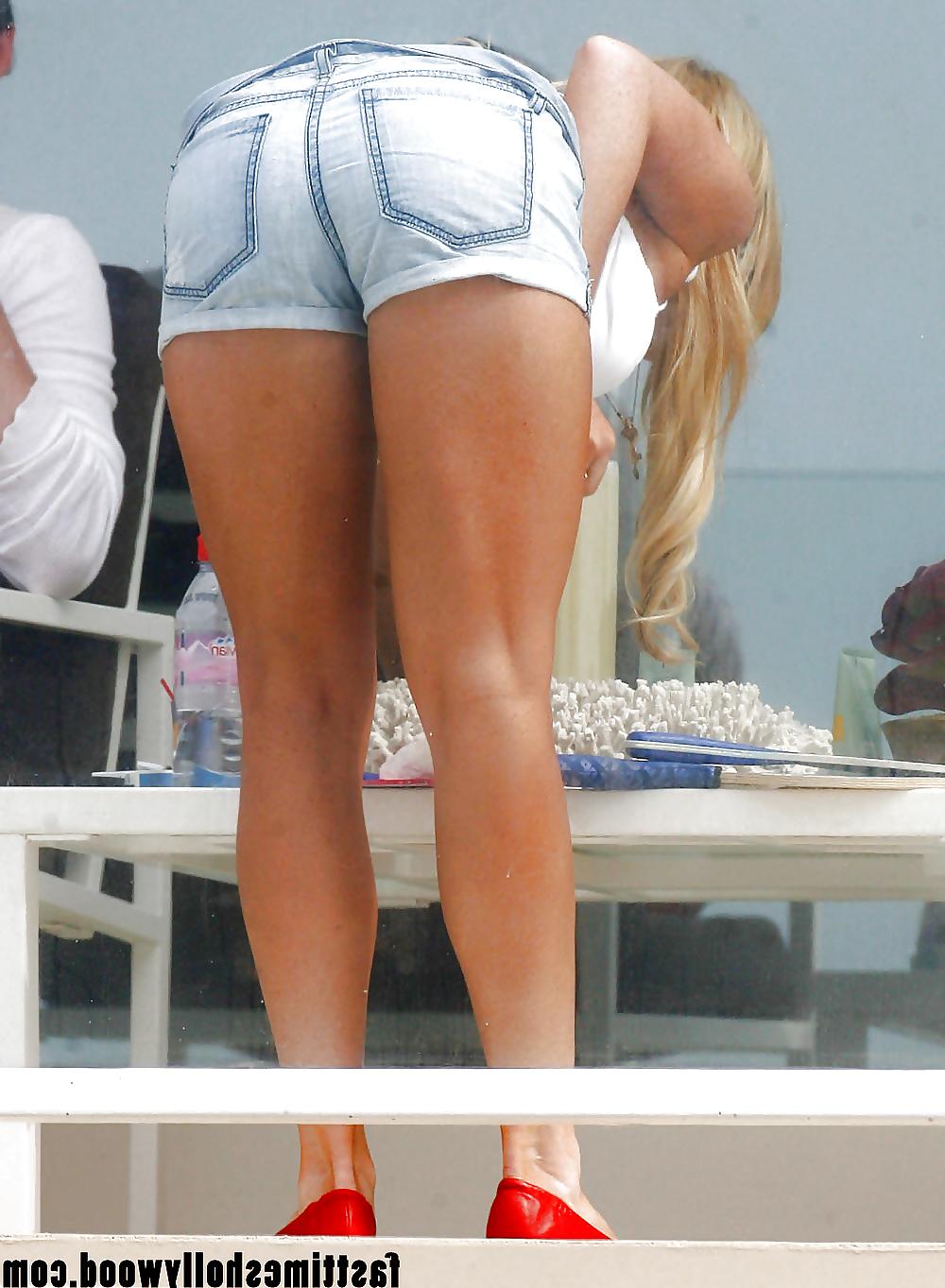 25P Lindsey Lohan enjoying wanking over this horny slut :)