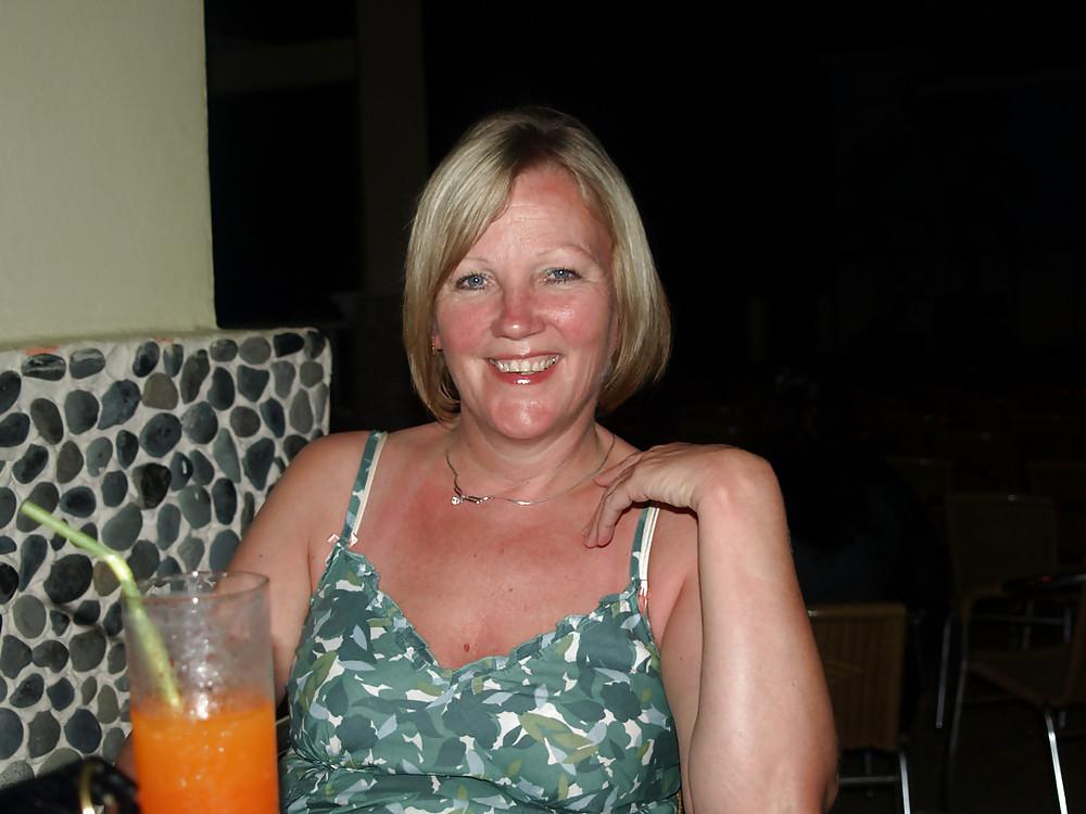 25P SHOW YOUR WIFE - SANDRA