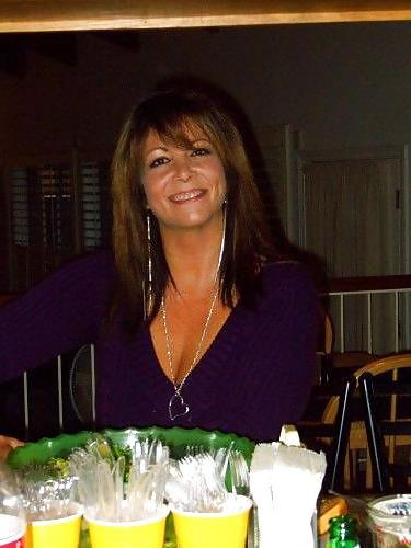 11P Brunette cougar with naughty pix