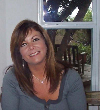 11P Brunette cougar with naughty pix